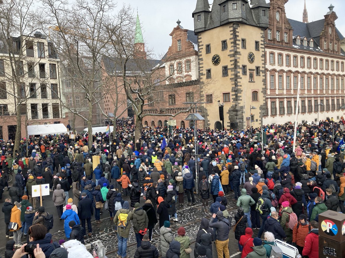 IsaScheuplein's tweet image. Der Römerberg reicht bei weitem nicht aus für die große Zahl an Menschen heute #frankfurt