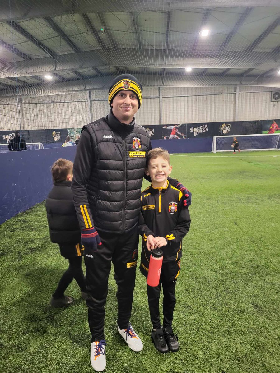 eskcraig14's tweet photo. My world 🥹♥️ after telling the boys my diagnosis and them saying we'll beat it! It felt so good to be back coaching 🥕🟡⚫️ @oxensportsuk
#MNDA #LoveLife #attackmnd https://t.co/zQa94BUtUc