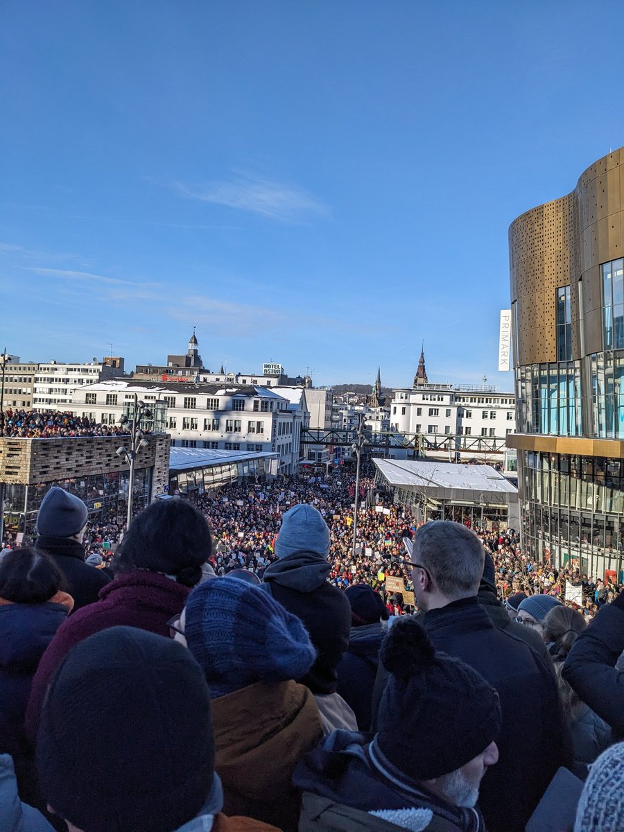 gtorges's tweet photo. #Wuppertal aktuell. 🥰🥰🥰
Im Bild zu sehen: Die Mehrheit, #LautGegenRechts. Keiner will die #fckAfD und ihren #GeheimplanGegenDeutschland!
#w2001
Im Bild übrigens nicht zu sehen: @DasWuppi aka @RealWuppi. 🤡 https://t.co/vVS044xzqY