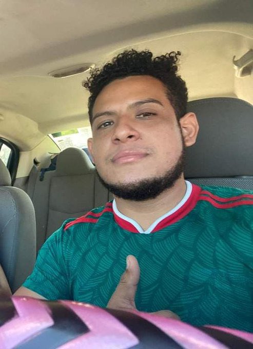JMRivaPalacio's tweet photo. ¡IMAGEN FUERTE! Policías de #Veracruz asesinan a Brando Arellano Cruz, quien al no detenerse en un retén en Lerdo de Tejada fue atacado a balazos por los elementos municipales. Familiares y vecinos del joven golpearon a los uniformados. https://t.co/Sm9UiOiTFY