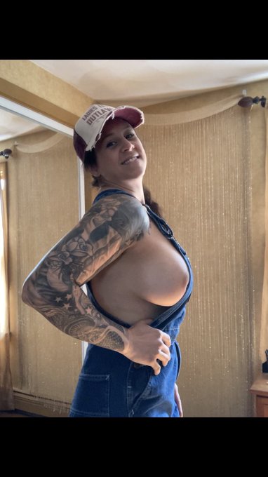 Hey y&rsquo;all!   Sexy Saturday mornin!   Side boob is one of my favorite things to see on a woman 😻😻  What