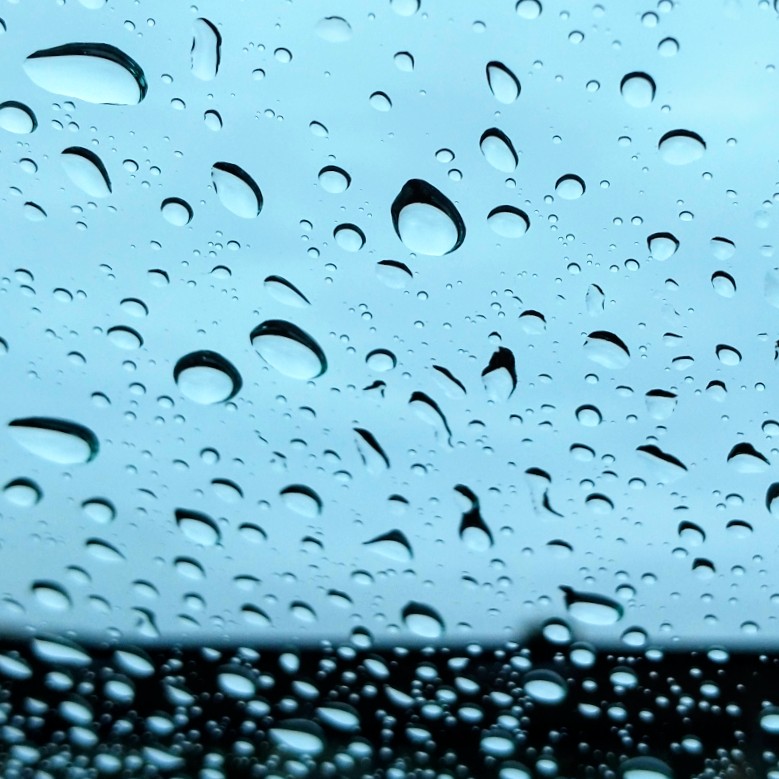 土曜日出勤日
雨の駐車場。