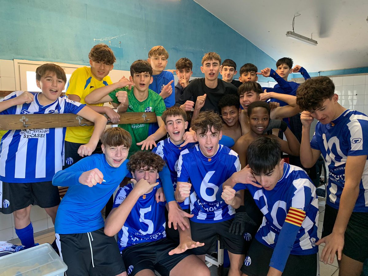 Victòria del Cadet aquest matí al Pic del Bac davant el Banyoles! Enhorabona nanus, seguim!💪🏻

#sempresantpere #futboldebarri #somblaus 
🔵⚪️🔵⚪️🔵
