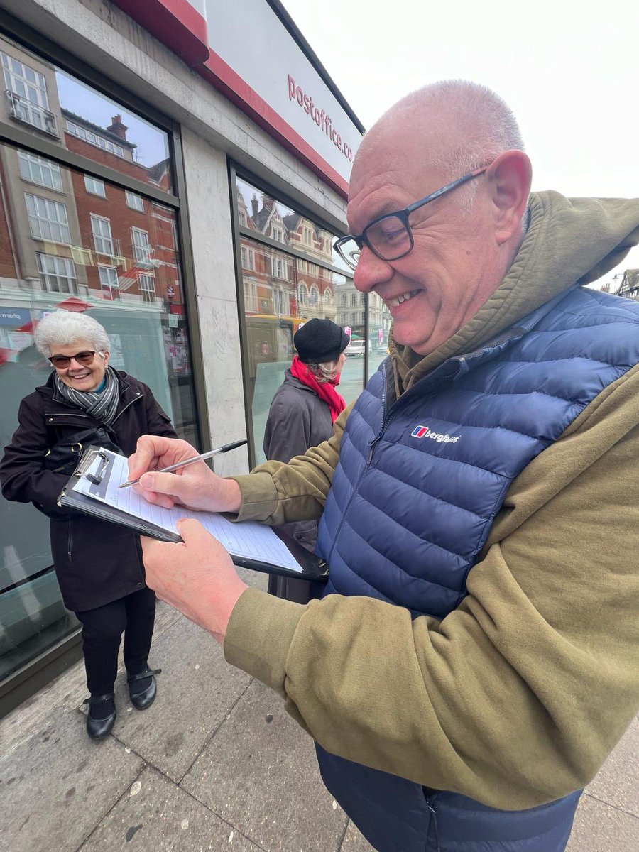 ClaphamTownLab's tweet photo. Great to have the CWU general secretary @DaveWardGS join us at this mornings weekly campaign outside the #Clapham #PostOffice🏤 

The support continues to grow every day. 

Residents &amp; local businesses are clear that we need to save this vital service 

#PostOfficeScandal https://t.co/eM54ifBtNF