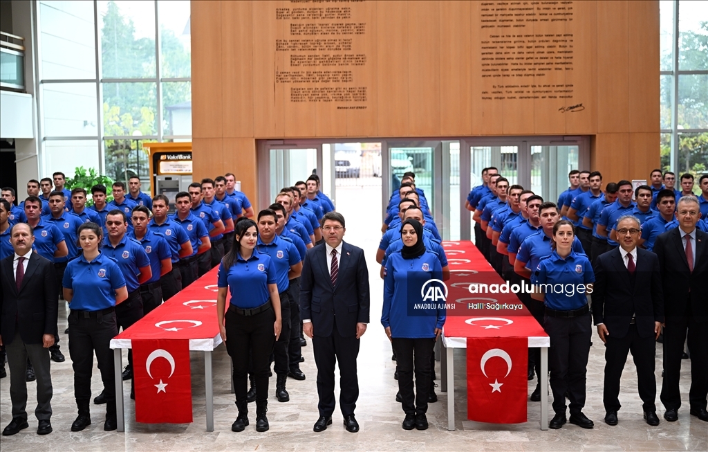 İNFAZ KORUMA MEMURU (@ctememuru) on Twitter photo 70 bin kişinin ve ailesinin ahını aldılar. Söz verip yapmamak olmaz. Ne Dinde ne törede ne gelenek de söz verip de yapmamak yoktur. HAKKIMIZ YENİYOR AHIMIZ ALINIYOR.. <a href="/yilmaztunc/">Yılmaz TUNÇ</a> <a href="/ramazancan0071/">Ramazan CAN🇹🇷</a> <a href="/ikomder/">İKOMDER</a> <a href="/adalet_bakanlik/">T.C. Adalet Bakanlığı</a> <a href="/ctekurumsal/">Ceza ve Tevkifevleri Genel Müdürlüğü</a> <a href="/RTErdogan/">Recep Tayyip Erdoğan</a> <a href="/bybekirbozdag/">Bekir Bozdağ</a> 70 bin kişinin ve ailesinin ahını aldılar. Söz verip yapmamak olmaz. Ne Dinde ne törede ne gelenek de söz verip de yapmamak yoktur. HAKKIMIZ YENİYOR AHIMIZ ALINIYOR.. <a href="/yilmaztunc/">Yılmaz TUNÇ</a> <a href="/ramazancan0071/">Ramazan CAN🇹🇷</a> <a href="/ikomder/">İKOMDER</a> <a href="/adalet_bakanlik/">T.C. Adalet Bakanlığı</a> <a href="/ctekurumsal/">Ceza ve Tevkifevleri Genel Müdürlüğü</a> <a href="/RTErdogan/">Recep Tayyip Erdoğan</a> <a href="/bybekirbozdag/">Bekir Bozdağ</a>