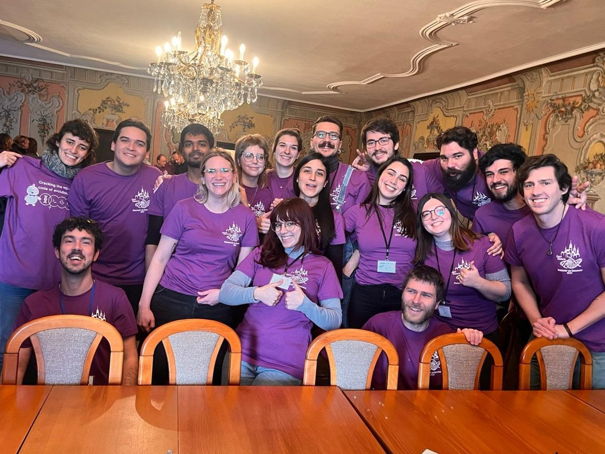 The workshop on Genomics #evomics2024 really said "science is multidisciplinary". This is what a group of happy scientists looks like! 

 Off to data analysis now?  🐤
