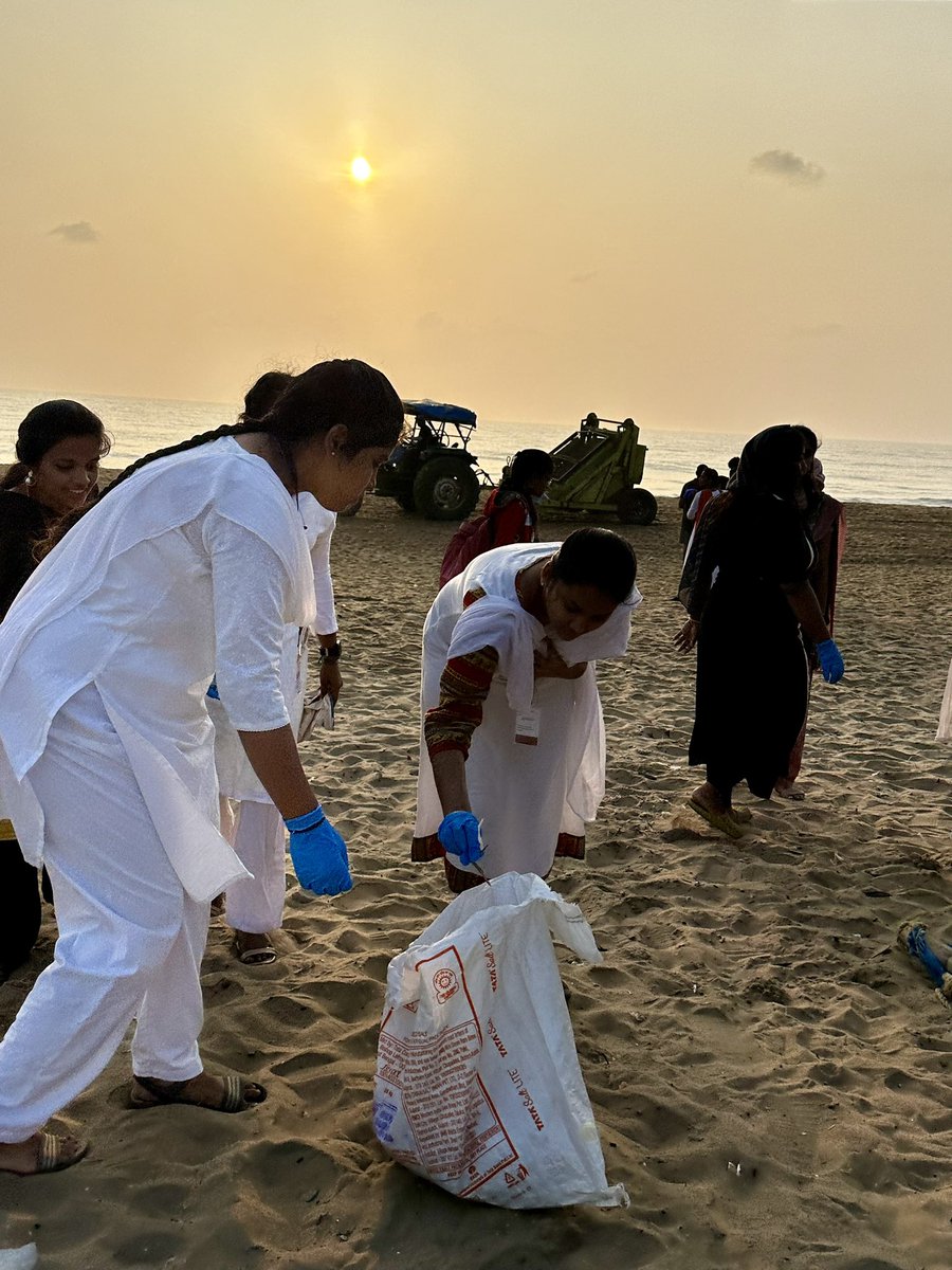 Pictures don’t do justice to the immense effort of 400 vols who participated in a coastal cleanup this mng. Being nesting season for Olive Ridley turtles, they ensured safety of hatchlings and turtles. Thanks @efi_volunteer for always being our NGO partner for this cause.