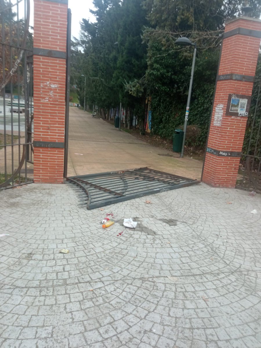 Clara99600811's tweet photo. @AlmeidaPP_ ¿Cuándo será una realidad q nuestros peques puedan jugar con seguridad en los parques de Madrid? El 28 de dic. una puerta de hierro mal anclada, cayó encima de mi hijo de 5 años en un parque del @BarrioHortaleza, provocándole "solo" por suerte una rotura de fémur... https://t.co/OvkG6nCD4S