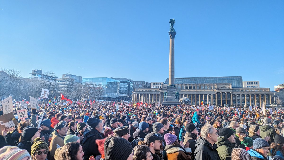 DerDanlas's tweet photo. Der Stuttgarter Schlossplatz ist randvoll #s2001 #rechtewellebrecheb https://t.co/15fnAFFwaL