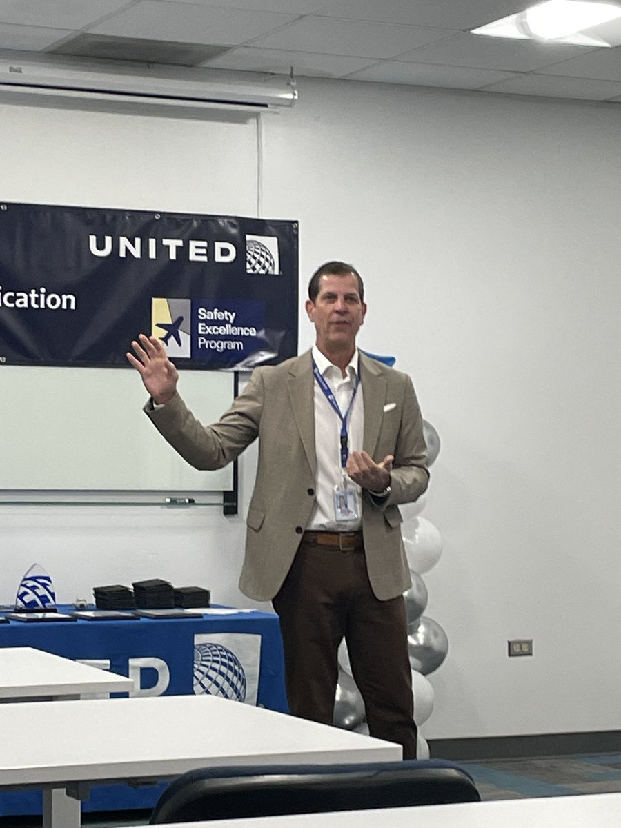Our SVP @DJKinzelman enjoyed his time visiting our SJU Station. Great Townhall, great questions, valuable information about our next steps here at @united  #SVP #Leaders #UnitedNext #teamEngament 🌎✈️