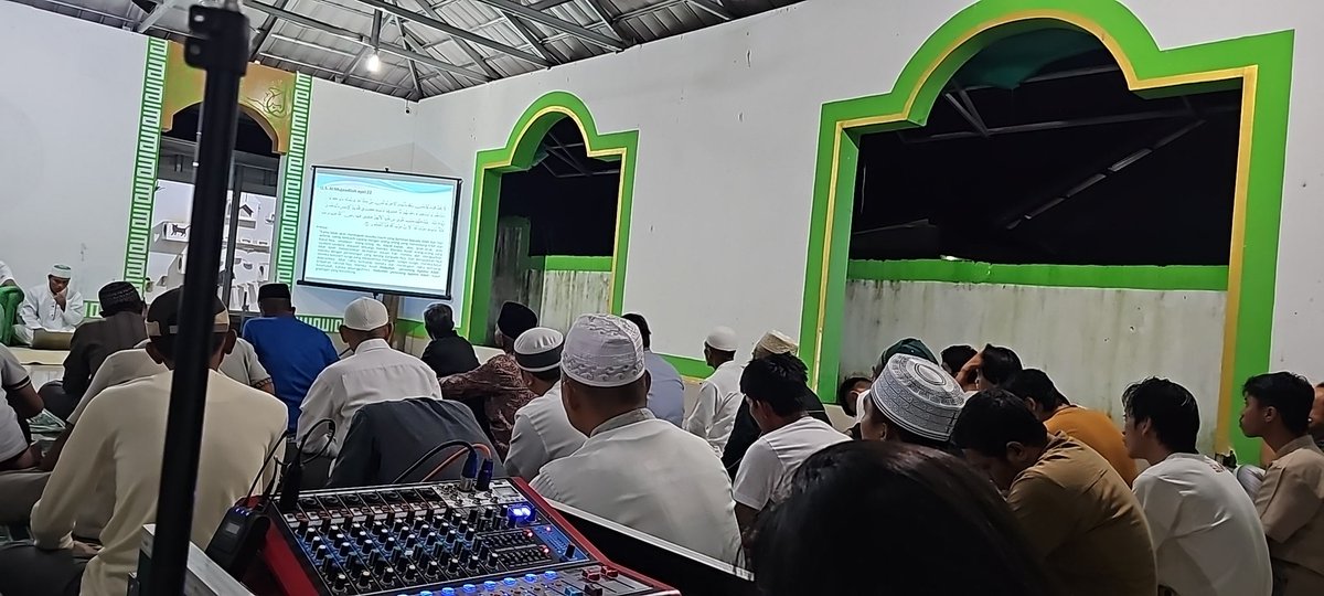 linurulinsan's tweet photo. Majelis Ilmu dengan materi "Maqoman Mahmuda - Mengenal Kedudukan yang terpuji di Sisi Allah", yang dilanjutkan dengan dzikir bersama. 

#fatwa #majelisilmu #dakwahislam https://t.co/ISff2f8uiu