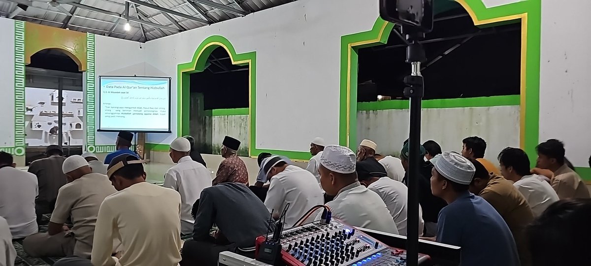 linurulinsan's tweet photo. Majelis Ilmu dengan materi "Maqoman Mahmuda - Mengenal Kedudukan yang terpuji di Sisi Allah", yang dilanjutkan dengan dzikir bersama. 

#fatwa #majelisilmu #dakwahislam https://t.co/ISff2f8uiu