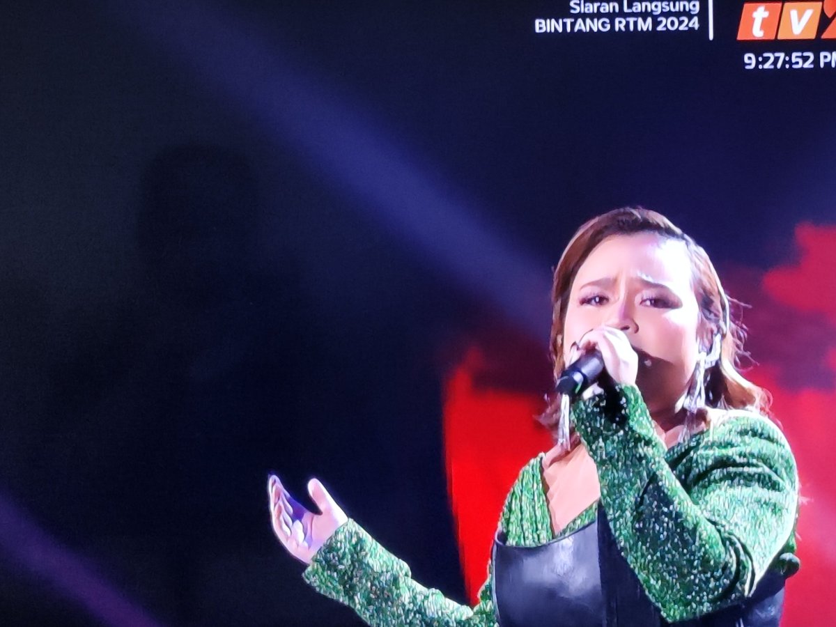 hanna_noordin's tweet photo. Layan Konsert #BintangRTM #BRTM2024 di @tv2_rtm @RTM_Malaysia . Suka tengok @awalashaari jadik pengacara. Maintain muda tul dia ekk. Peserta #BRTM pon mantap oo nyanyian diaorg! Congrats @hibtvrtm https://t.co/NSSEAGwhAI