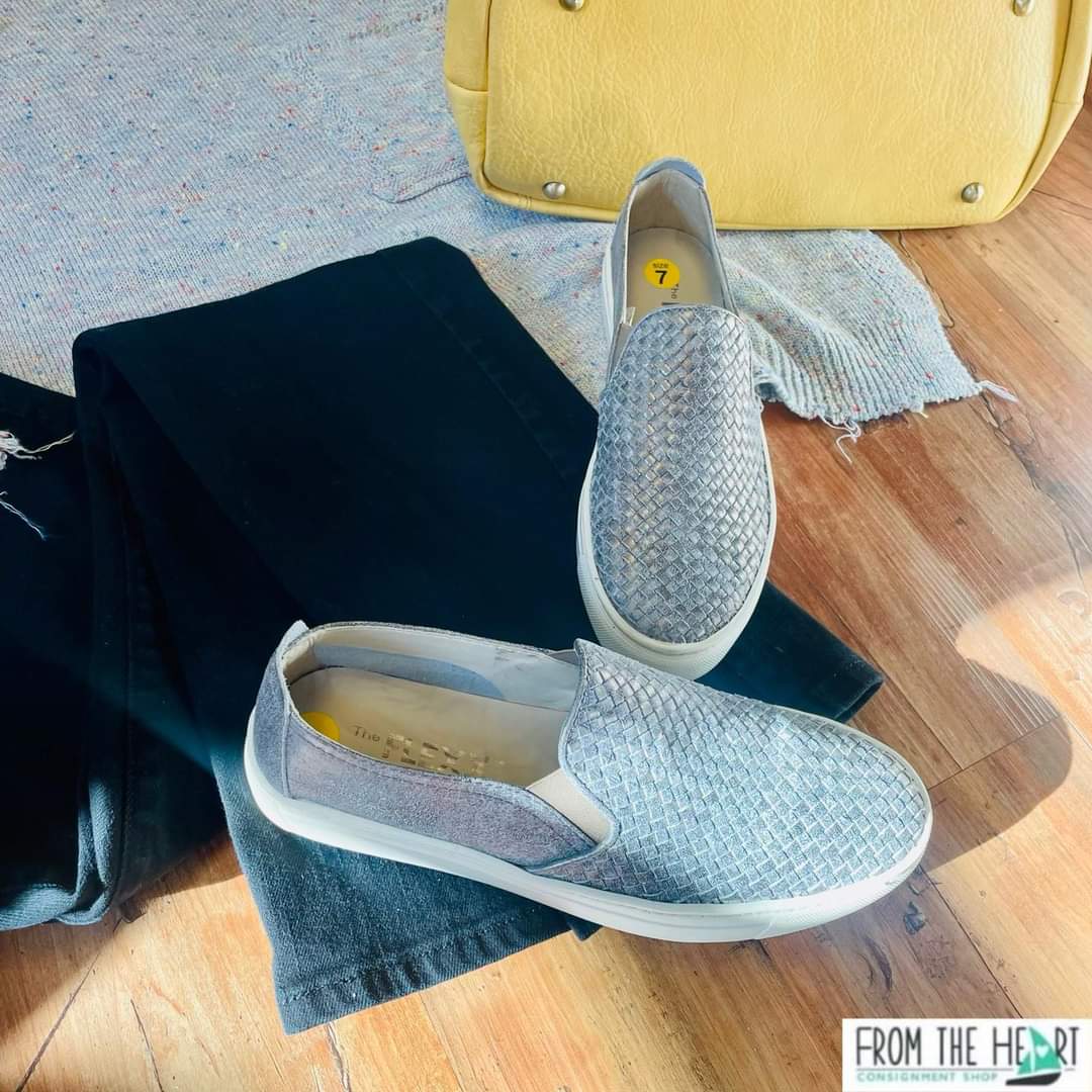 FTH_Consignment's tweet image. #ootd

Promesa Grey Knit Sweater w/ multicolor specks, Size S $15
Levi’s Black Denim Jeans, Size 26/2 $7.50
The Glex Grey Metallic Woven Slip On Sneakers, Size 7 $28
Joy Yellow Pebbled Leather Handbag $21
Yellow Dangle Earrings $15

#budgetfriendlyfashion #consignmentatitsbest