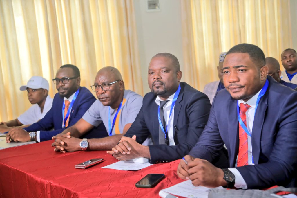 BMineagrie's tweet photo. Après la réunion de validation par la communauté provinciale de @MuyingaProvince ce 19/01/2024, le Ministre lance un appel aux agri-éleveurs de cette province de passer à la mise en commun des terres et à la société #JitMat de passer directement à la mise en œuvre du projet... https://t.co/wmG2cRHT2A
