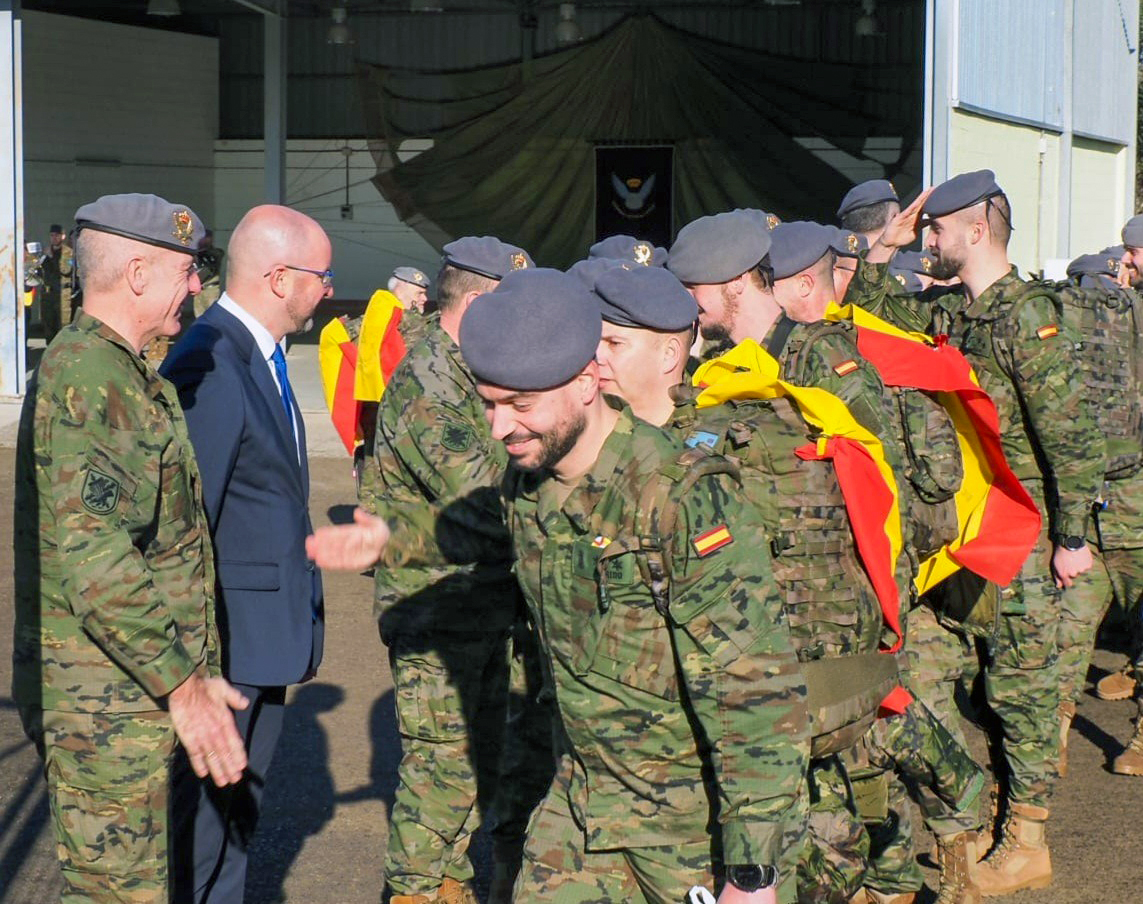 EjercitoTierra's tweet photo. ¡Los primeros militares del #EjércitodeTierra rumbo a Eslovaquia!
Hoy despedimos, desde el aeródromo militar de Santiago, a la primera ✅rotación #BRILAT que inicia el despliegue de las fuerzas terrestres, en apoyo y refuerzo de la presencia avanzada en el flanco este de la @NATO #NATO.
✅Desde la Base Aérea de #Torrejón los militares #AALOG61 #BRILOG se proyectan a #Eslovaquia.
¡Se inicia @NATOBGSlovakia 🇸🇰 ! ¡Buena misión! 💪
#WeAreNATO #StrongerTogether @SlovakiainSpain #SomostuEjército🇪🇸