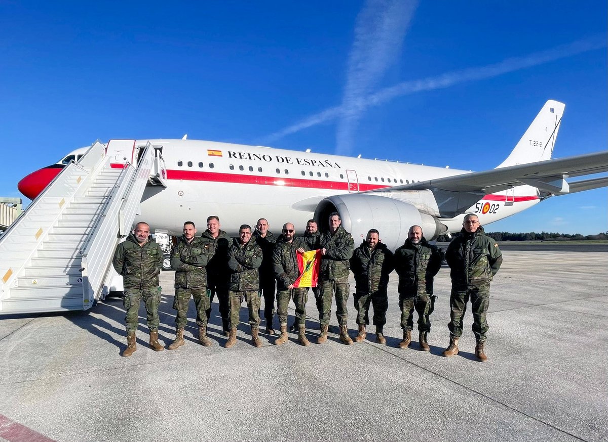 EjercitoTierra's tweet photo. ¡Los primeros militares del #EjércitodeTierra rumbo a Eslovaquia!
Hoy despedimos, desde el aeródromo militar de Santiago, a la primera ✅rotación #BRILAT que inicia el despliegue de las fuerzas terrestres, en apoyo y refuerzo de la presencia avanzada en el flanco este de la @NATO #NATO.
✅Desde la Base Aérea de #Torrejón los militares #AALOG61 #BRILOG se proyectan a #Eslovaquia.
¡Se inicia @NATOBGSlovakia 🇸🇰 ! ¡Buena misión! 💪
#WeAreNATO #StrongerTogether @SlovakiainSpain #SomostuEjército🇪🇸