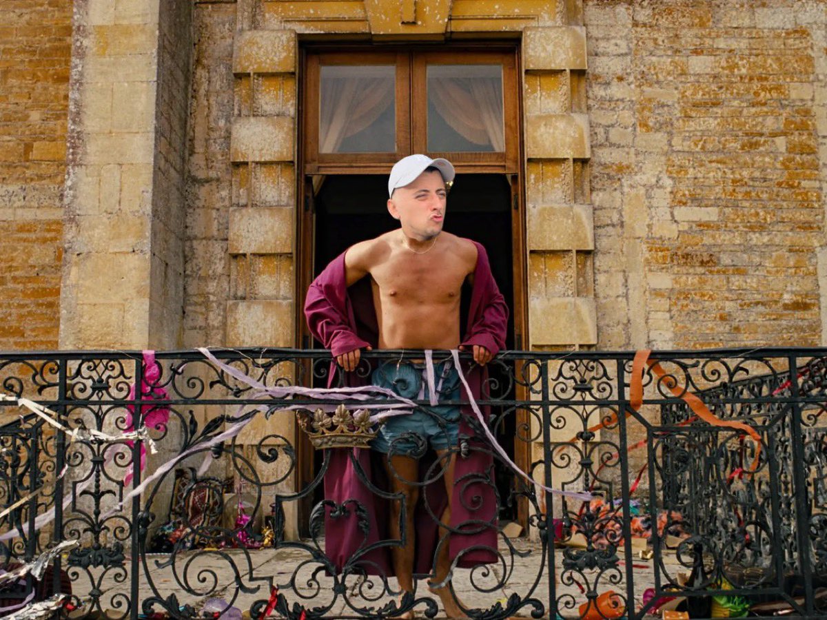 Who wore it better ? 👀🧥 

Drop a DM and let us know what films made you squirm the most and we’ll give you a shout out on the pod! 

#podcast #saltburn #whoworeitbetter