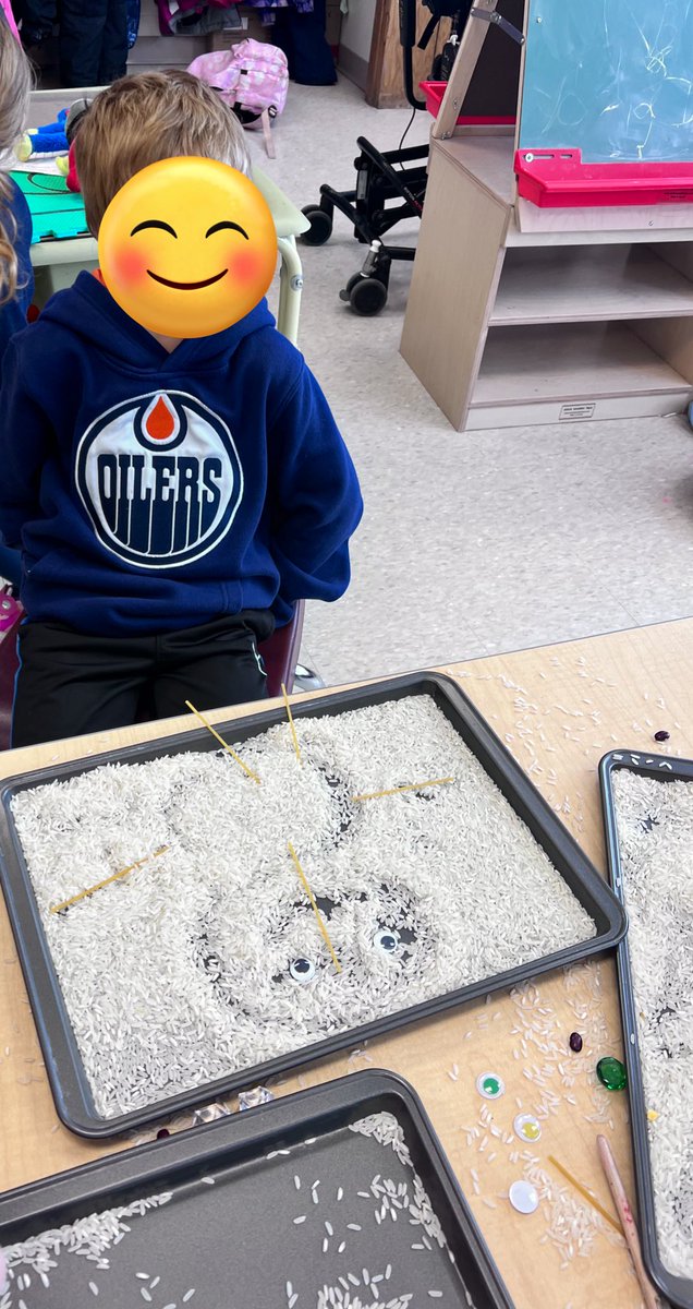 Ss got creative making snowmen with rice trays and loose parts ⛄️<a href="/TVDSBKinder/">TVDSBKindergarten</a> #looseparts