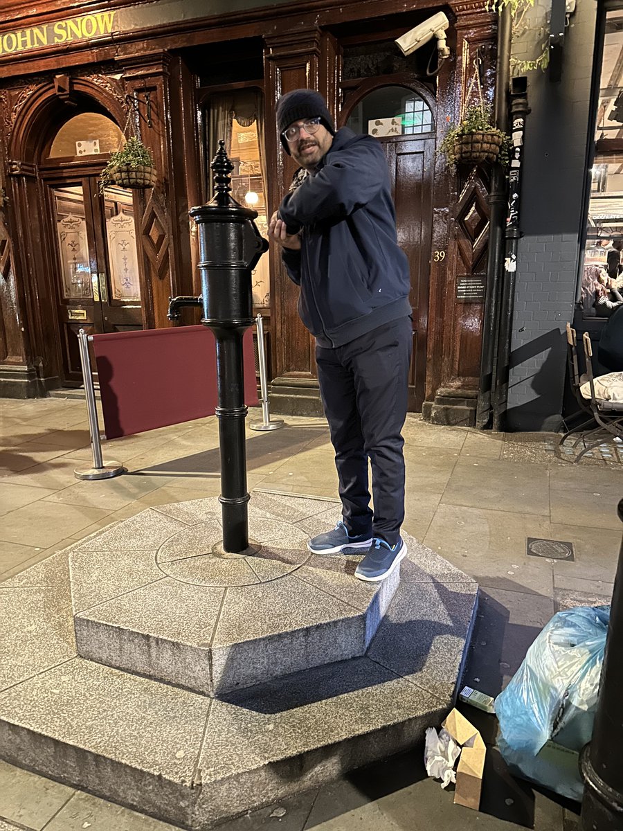 Visiting Snow’s legacy in Broadwick St., where modern epidemiology was birthed: In 1854, a deadly cholera outbreak terrorized #London. John Snow, through meticulous mapping and data analysis, traced the source to a single water pump on Broad Street. In defiance of conventional