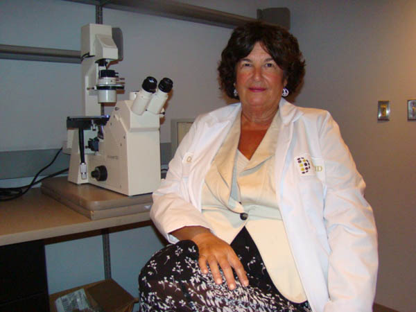 DoctorRenny's tweet photo. ¿Sabías que hay una científica que demostró que mente, cuerpo y #emociones están íntimamente ligados y que se afectan de manera interdependiente?
Se trata ed #CandacePert, una neurocientífica y estadounidense que descubrió los receptores opioides en el cerebro y contribuyó al desarrollo de la psiconeuroinmunología, Ella afirmaba que las #emociones son moléculas que influyen en nuestra salud física y mental, y plasmó todo este entramado de ideas en su libro: "moléculas de la emoción".