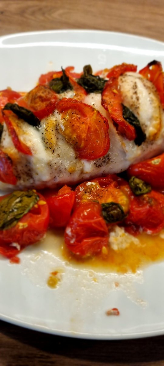 DerBausch's tweet photo. Für euch gibt es mein Mittag heute natürlich auch.
"Hähnchen-Caprese" https://t.co/yuIAQzQpTk