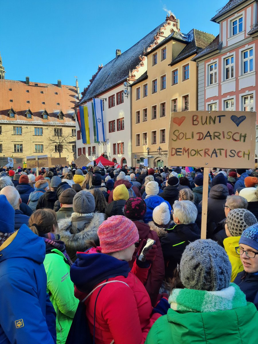 gerrarius's tweet photo. #Ansbach gegen #Rechts.
1000 Menschen auf dem Martin-Luther-Platz!

Ich vermisse nur die #Traktoren und #LKW.... https://t.co/cQeBasIXv5