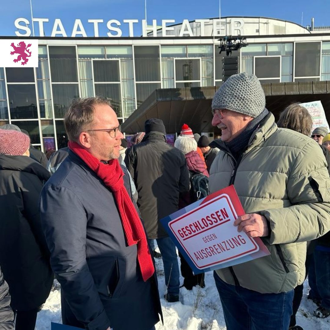 „In Zeiten, in denen Menschen die Demokratie angreifen, müssen wir alle Gesicht zeigen, um dieser Entwicklung entgegenzuwirken“, so Minister @Timon_Gremmels bei seinem ersten öffentlichen Auftritt vor dem @StaatstheaterKS im Gespräch mit Bürger*innen und Kulturschaffenden.