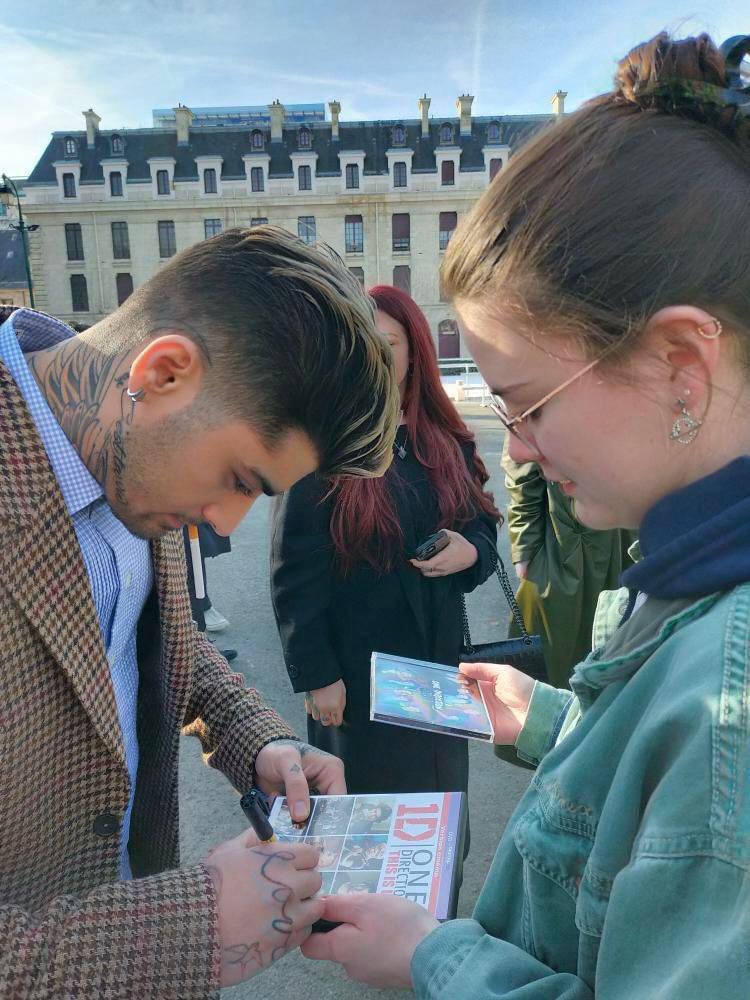 Zayn Malik signing a One Direction CD for a fan in Paris!