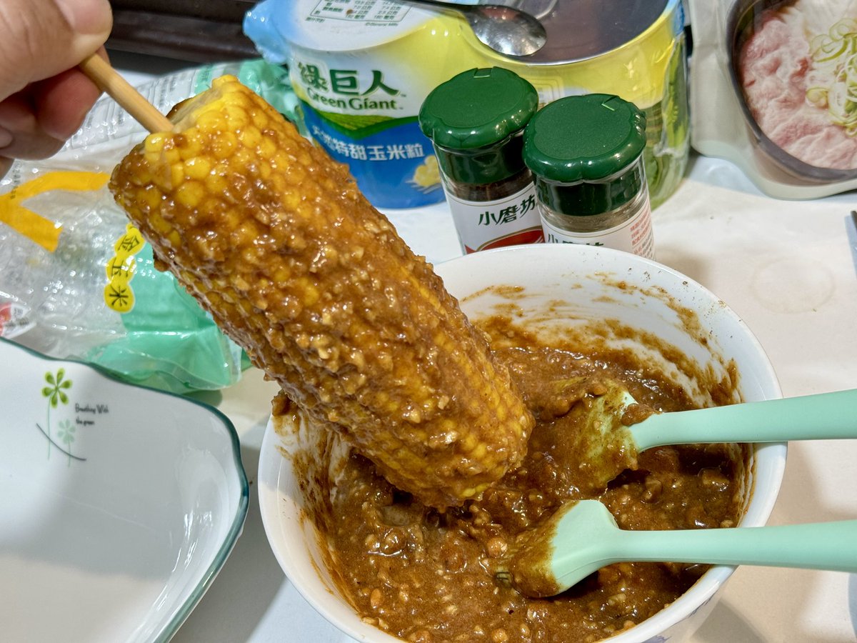 speedbug4859's tweet image. 當初就是看了好味小姐阿斷的烤玉米才對這台有興趣的，今天就來試做一下傳說中的氣炸烤玉米！玉米偷懶直接買現成煮好的，塗在上面的才是重點！蒜泥、雞蛋、沙茶、花生醬、醬油膏、胡椒粉、五香粉、糖，全部拌勻之後給他塗上去開烤，不定時拿出來刷個兩層，就完成啦！烤的時候超級香阿！