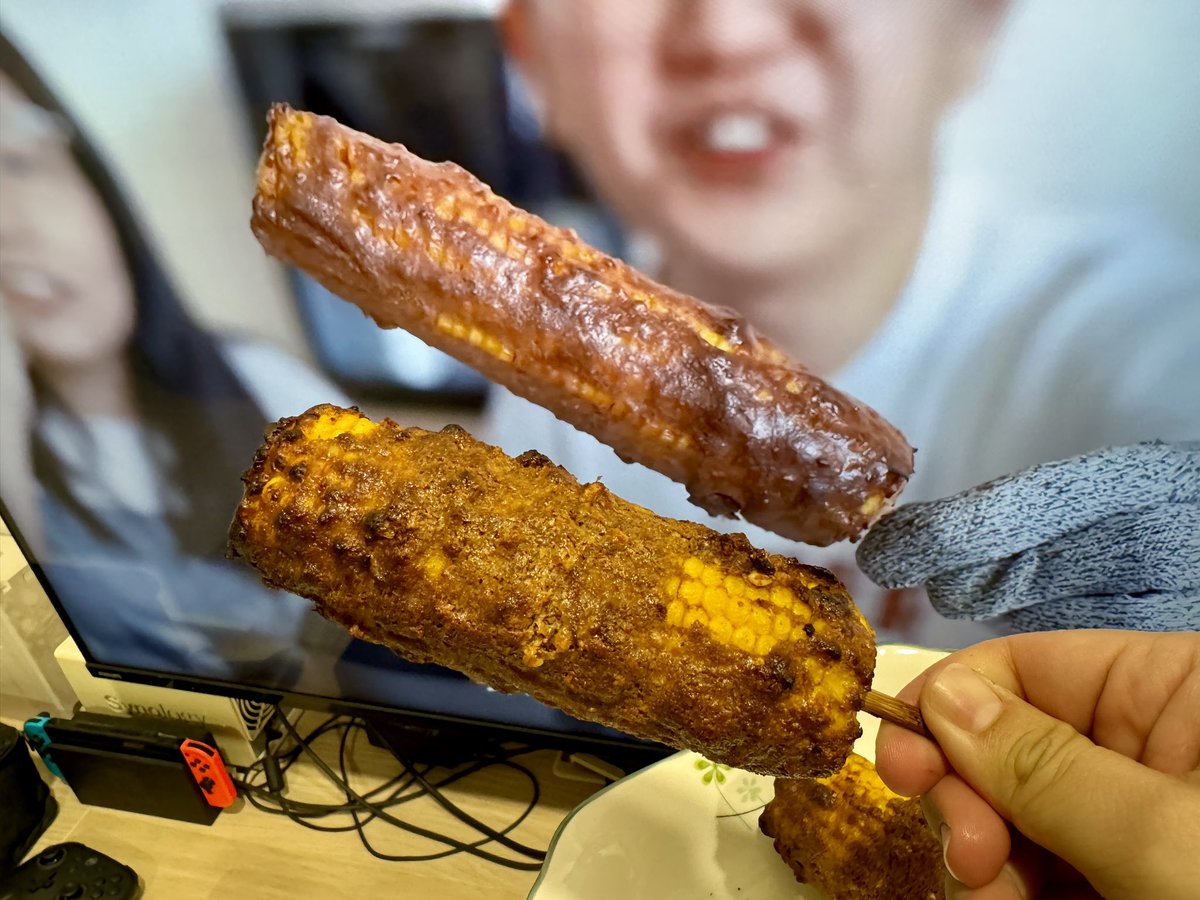 speedbug4859's tweet image. 當初就是看了好味小姐阿斷的烤玉米才對這台有興趣的，今天就來試做一下傳說中的氣炸烤玉米！玉米偷懶直接買現成煮好的，塗在上面的才是重點！蒜泥、雞蛋、沙茶、花生醬、醬油膏、胡椒粉、五香粉、糖，全部拌勻之後給他塗上去開烤，不定時拿出來刷個兩層，就完成啦！烤的時候超級香阿！