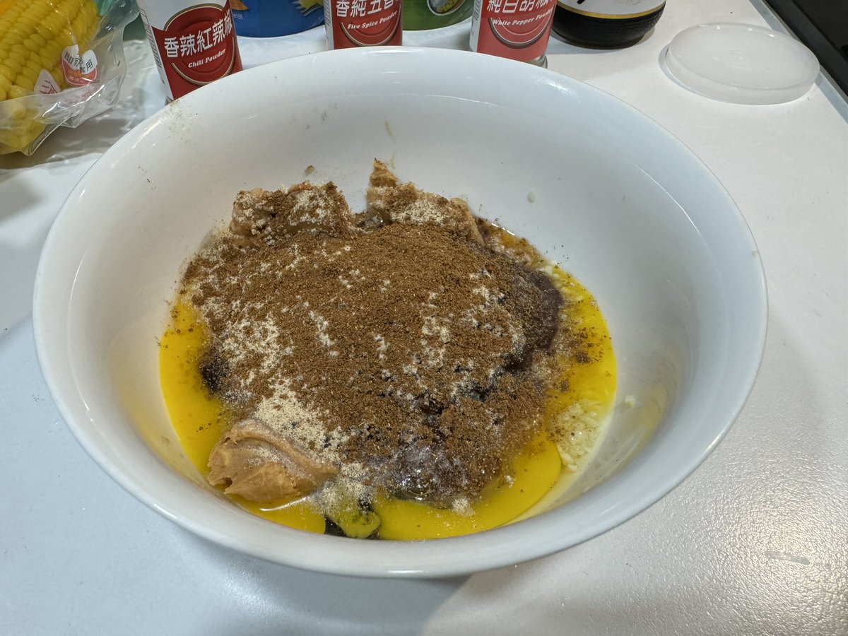 speedbug4859's tweet image. 當初就是看了好味小姐阿斷的烤玉米才對這台有興趣的，今天就來試做一下傳說中的氣炸烤玉米！玉米偷懶直接買現成煮好的，塗在上面的才是重點！蒜泥、雞蛋、沙茶、花生醬、醬油膏、胡椒粉、五香粉、糖，全部拌勻之後給他塗上去開烤，不定時拿出來刷個兩層，就完成啦！烤的時候超級香阿！