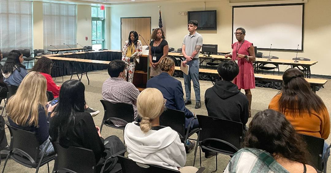 We've had lots of visitors recently!
Seniors from Strawberry Crest HS visited our Plant City Courthouse and learned about the legal process.

Students from Brandon High School and Spoto High School visited our Record Center & Brandon Service Center.

#HillsClerk @FutureCareerAc