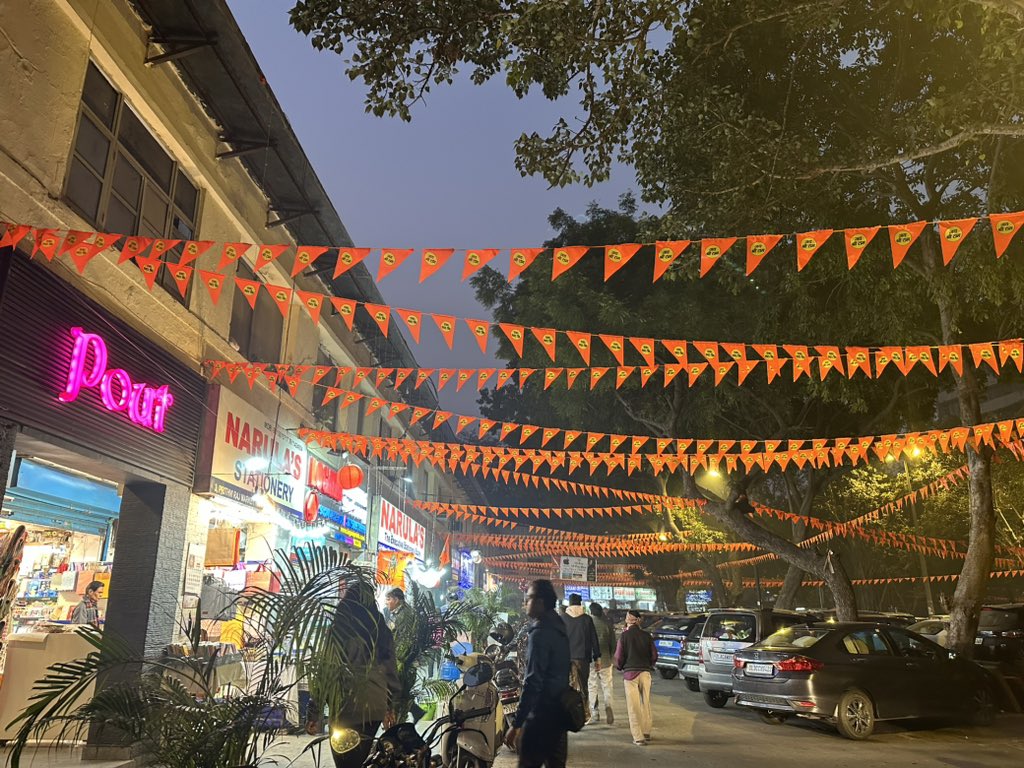 Maheemss's tweet photo. Delhi’s markets are Saffron 

#RamMandirPranPratishta #RamMandir https://t.co/3VLqPi71mH