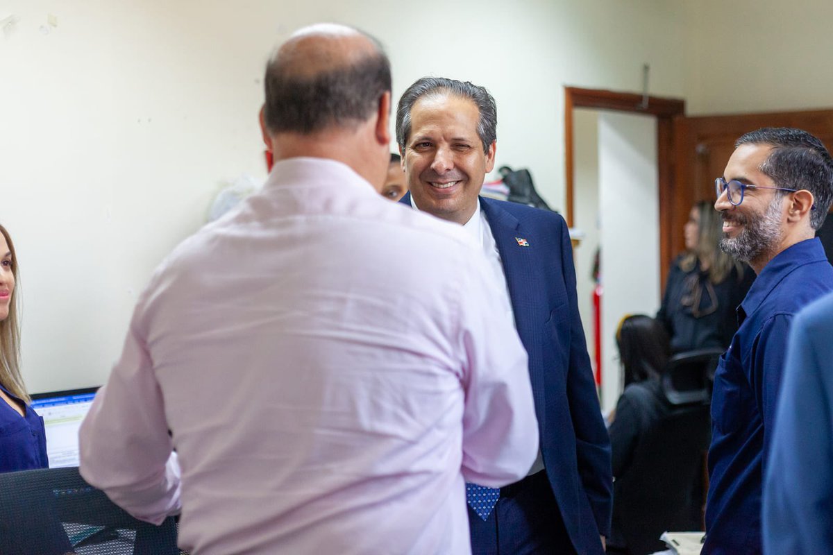 vicatallah's tweet photo. ¡Ya empezamos! Agradecido de Dios por permitirme poder servir al país junto a este maravilloso equipo de @saludpublicard. ¡Somos la solución, seamos la solución!🇩🇴

#SaludPúblicaRD #VictorAtallah https://t.co/BZAEaorx9v