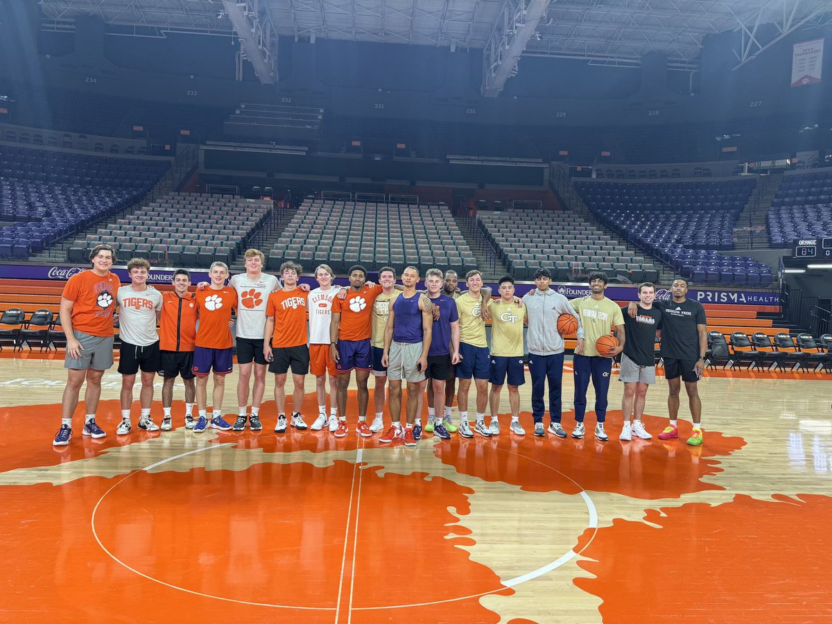 debbieantonelli's tweet image. Love how competitive these games are! Are you guys ever gonna invite me to a game when I’m in town?
This pic from last week shown on @accnetwork @ClemsonMBB @GTMBB