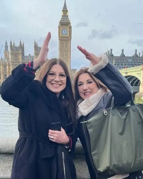 BaccaraOficial's tweet photo. Turistas en Londres ! 🇬🇧 

#Londres #London #unitedkingdom #travelpics #travelphotography #Singers #Singersladies #Music #Musically #Women #Disco #Discoladies #Style #Fashion  #Baccara 🌹 https://t.co/S4IyOffBFP