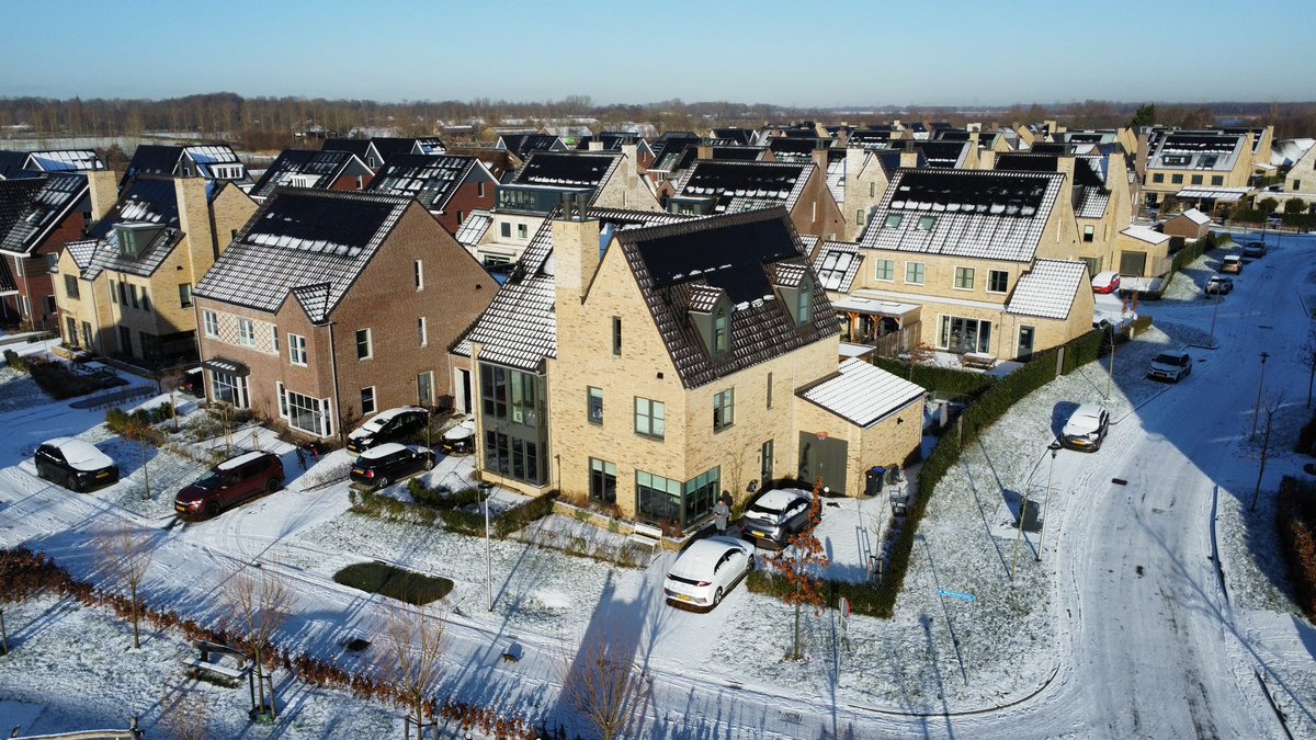 Ons wijkje Haarzicht onder een laagje sneeuw ❄️

#drone #dronephoto #dji #haarzicht #vleuten #winter