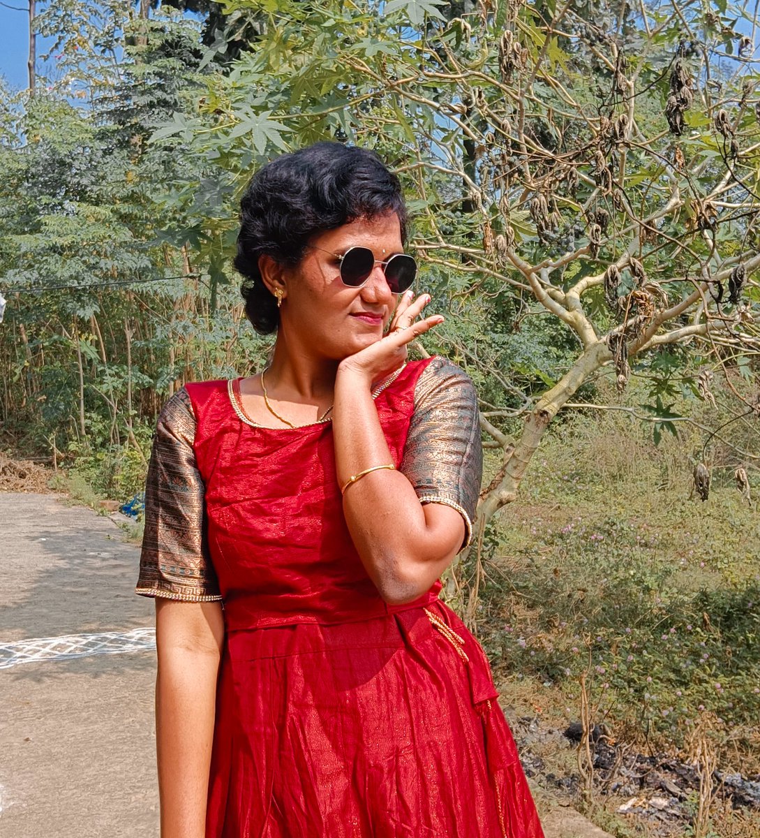 Jillu25's tweet image. Passion blooms in shades of red – a vibrant hue that whispers love, courage, and a zest for life. 🌹❤️ #RedInspiration #ColorfulVibes