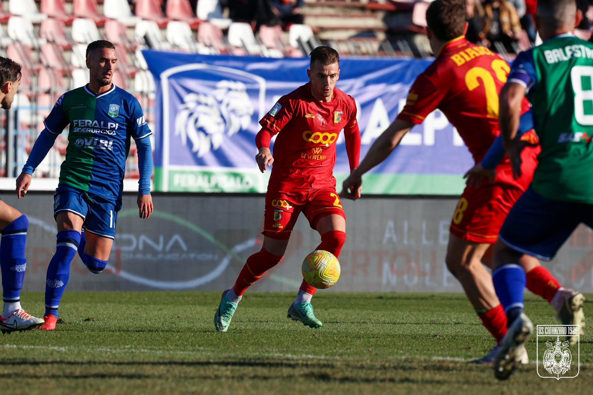 USCatanzaro1929's tweet photo. 🚦| SI RICOMINCIA 

Ritorniamo in campo. Forza giallorossi 👊

#FERCAT |  🦁 1-0 🦅 https://t.co/YivyV9XiDn