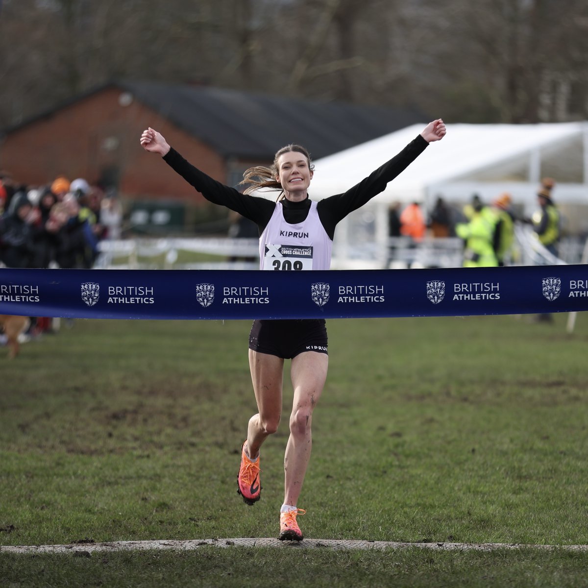 Dominant 👊 Abbie Donnelly wins the inaugural senior women’s 10km race at the London Cross Challenge Heading to the World Athletics Cross Country Championships in March strong 💪 📸 @james_athletics | #muddybrilliant