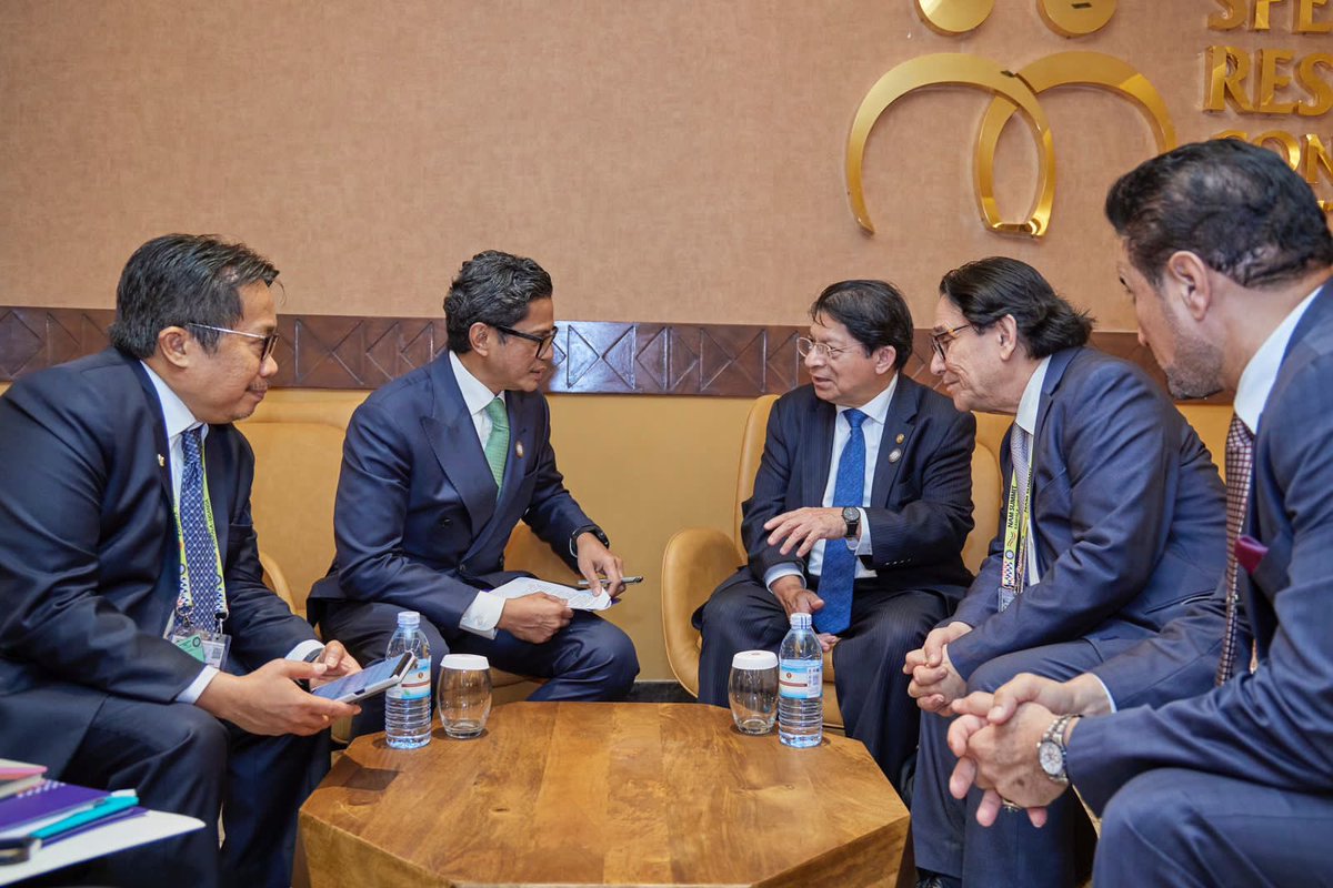 Pada pertemuan pull aside #WamenluPahala dgn Menlu 🇳🇮, Y.M. Denis Moncada Colindres (Kampala, 19/1) membahas:

✅Rencana pembukaan Kedubes Nikaragua di 🇮🇩
✅Dukungan &amp; solidaritas utk Palestina
✅Kerja sama investasi bidang perkebunan, pertanian, perikanan &amp; mineral kritis