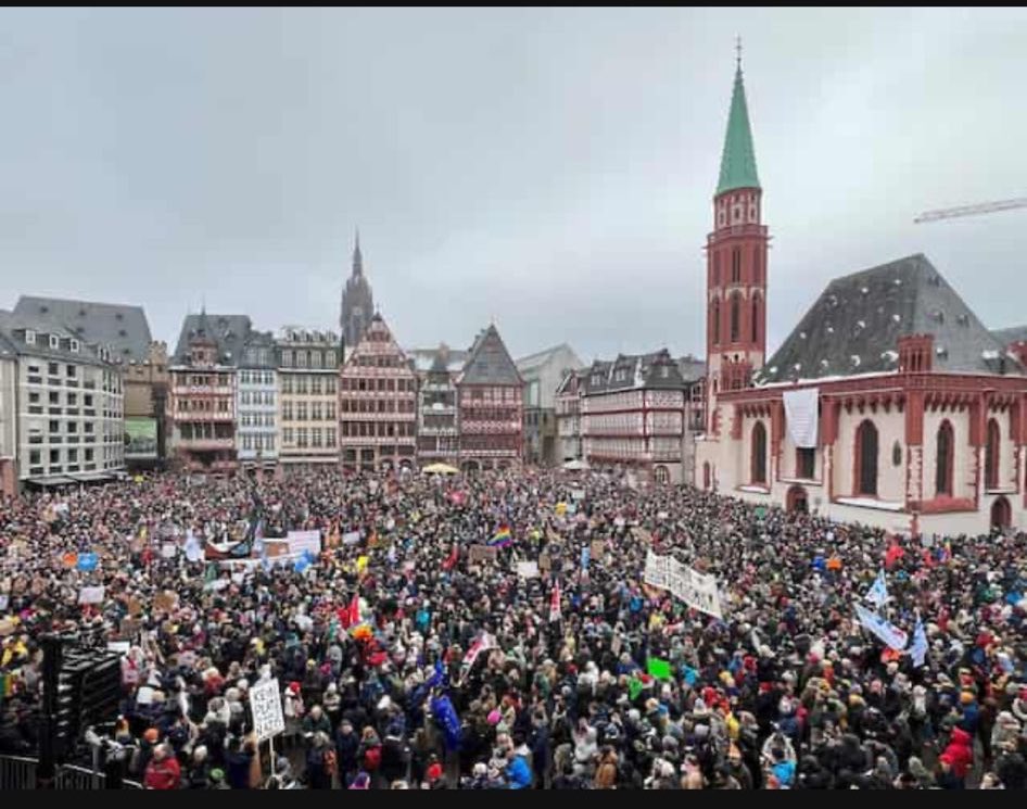 gpv100xxx's tweet photo. Und der nächste KI Fake. 35.000 auf dem Römer, der Max. 7.000 Menschen fasst. (https://t.co/QDMTZaMxX9)
Junge, Junge. Es waren 5.000, und das ist ja auch nicht schlecht.
#DemoGegenRechts #fakeDemo #Frankfurt https://t.co/mevSx4IJzi