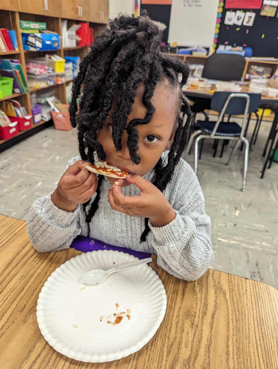 mrstabares's tweet photo. We read The Little Red Hen Makes a Pizza this week, so, of course, we had to make pizzas of our own! Real world connections for the win! @HFE_HCS @ELA_HCS #WinningForKids #LiteracyInHenry https://t.co/WQKcQn7eqh