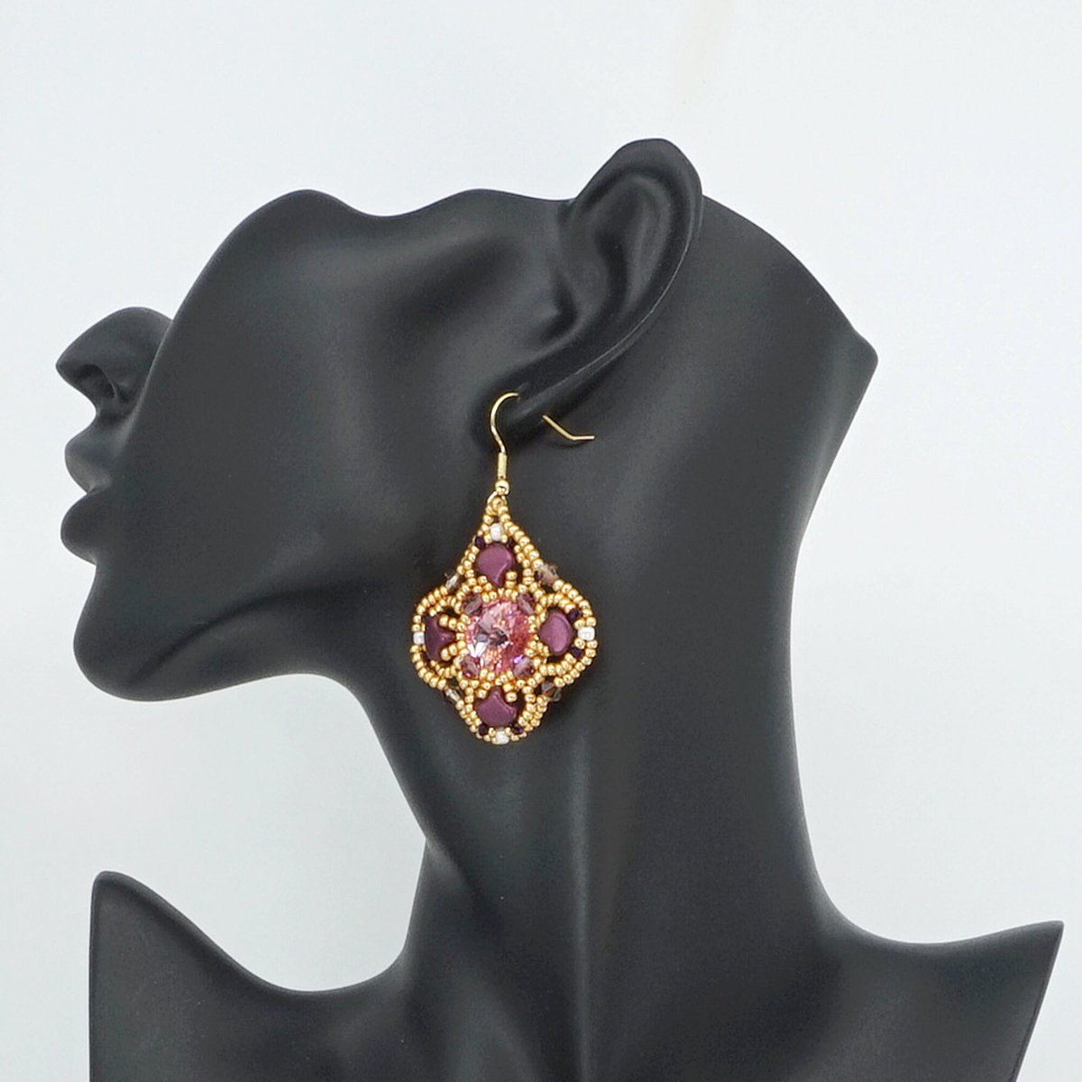 Beaded dangle earrings #etsy #gifthandmade #earrings #beadedearrings #etsyshop #bohojewelry #fashion 
tizianat.etsy.com/listing/157322…