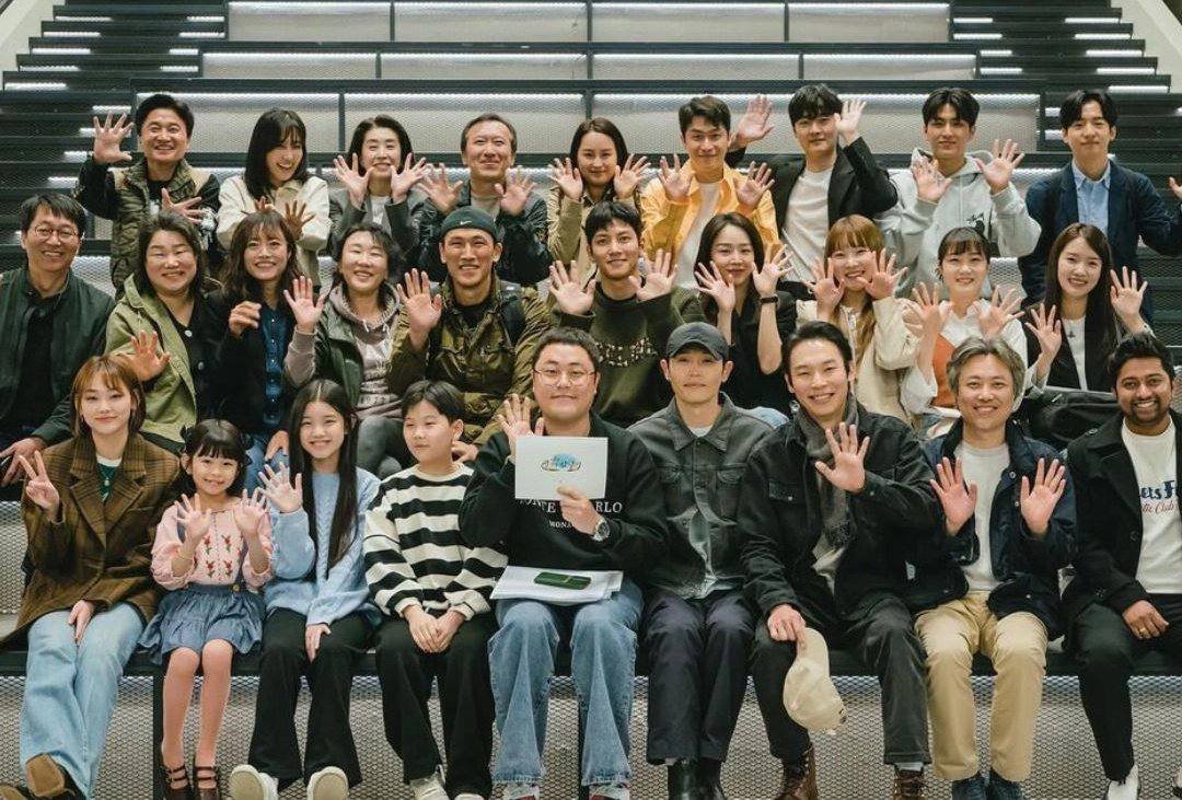 #JiChangWook and #ShinHyeSun's JTBC Drama #WelcomeToSamdalri cast and crew.

#지창욱 #신혜선 #웰컴투삼달리 #ShinDongMi #KangMiNa #KangYoungSeok #LeeJaeWon