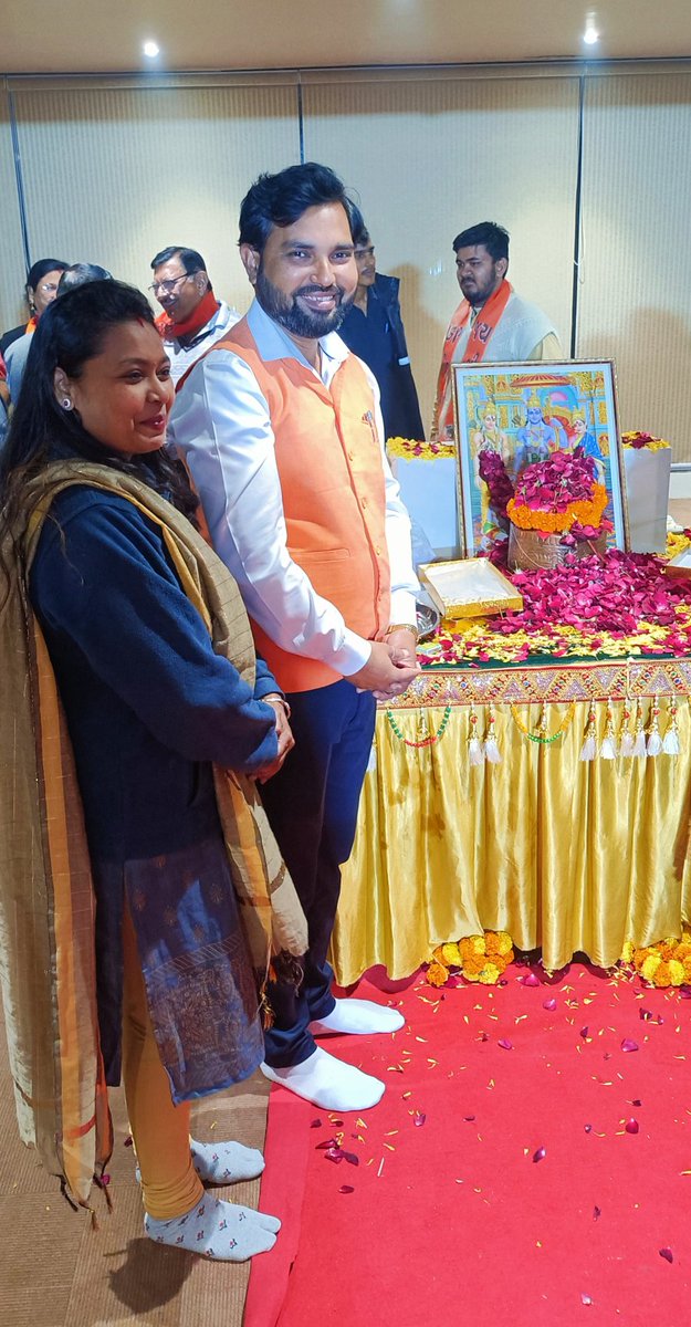 MehulRatnottar's tweet photo. प्रभु श्रीराम आएंगे 🙏😇🙇‍♂️

#SelfieWithRam
#Ayodhya
#RamMandir
#ZeeNews

From : 
Mehul Ratnottar
Madhuri Ratnottar

Ahmedabad https://t.co/2TCNpdhKLA