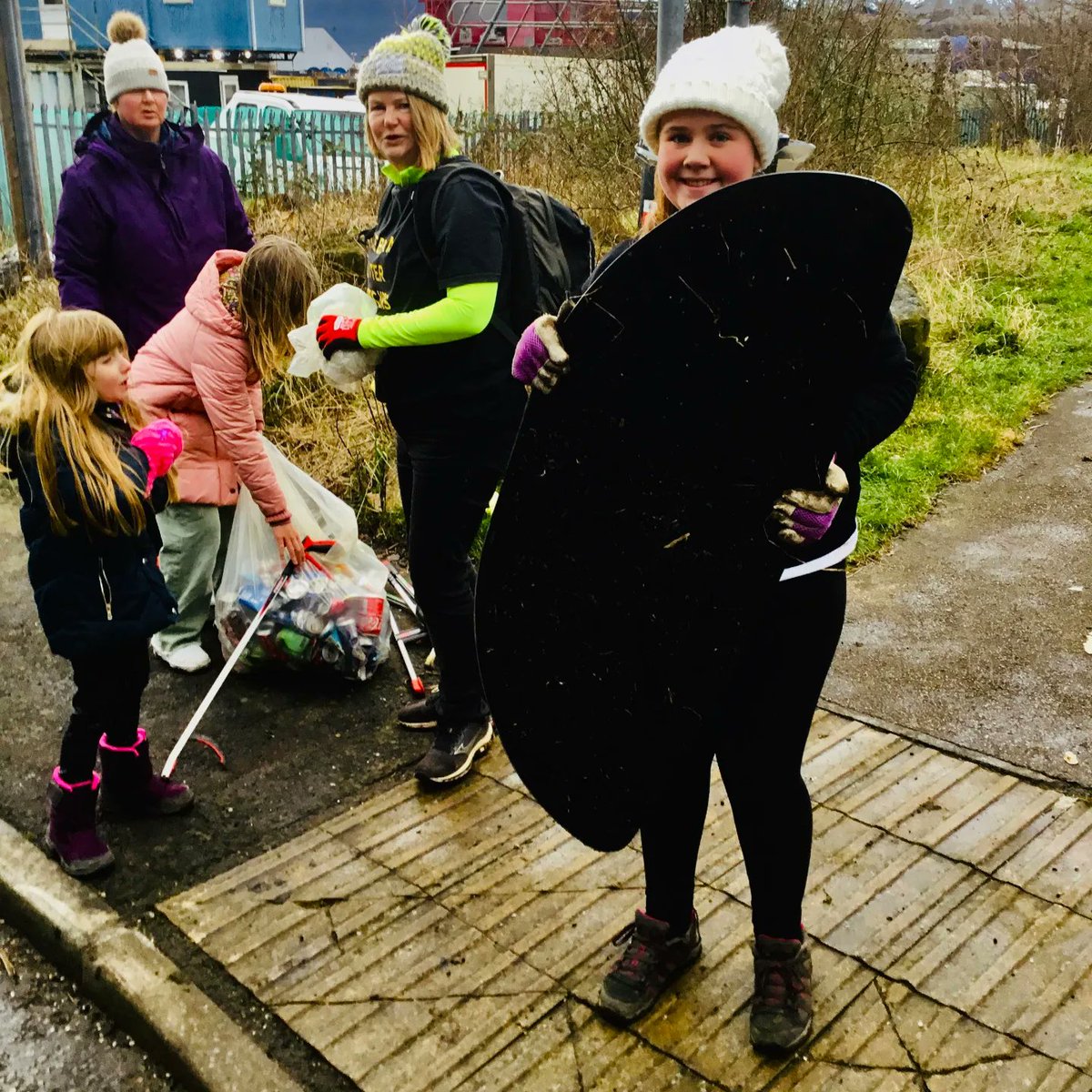 Great team 💪💪💪
15 volunteers working hard 😁 
10/10 for their work today ❤️ #lovewhereyoulive #litter #heroes #keepbritaintidy