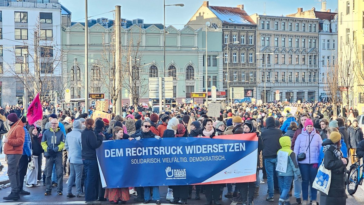 Neueste Schätzung der Polizei zur Demonstration gegen Rechts in Halle: über 16.000 Teilnehmer #hal2001 #NieWiederIstJetzt