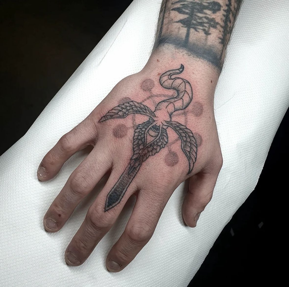 The Mahoraga Hand Tattoo by @redrobintattoos 🔥

To book your tattoo with Robin contact him directly or message the studio🤗

✖️ @redrobintattoos 

✖️ @hammersmith_tattoo_london 

#tattoo 
#handtattoo 
#mahoraga 
#mahoragatattoo 
#mahoragajujutsukaisen 
#mahoragavssukuna 
#london